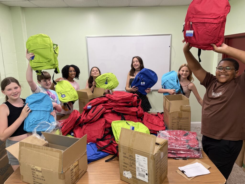 Our youth volunteers from Lumina, packed backpacks filled with school supplies for local children.
